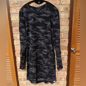 Soft & stretchy Athleta black & gray camo long-sleeved dress in medium tall-EUC